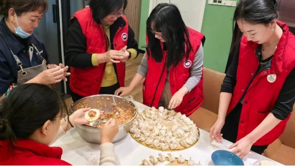 立冬辭秋 歡樂無憂_佳百特大家庭歡樂包餃子